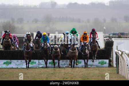 Caballo Diablo et le jockey Paddy Barlow (soies orange) remportent le Restricted au Heythrop Hunt P2P à Cocklebarrow. Crédit JTW Equine Images / Alamy. Banque D'Images