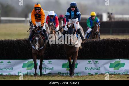 Caballo Diablo et le jockey Paddy Barlow (soies orange) remportent le Restricted au Heythrop Hunt P2P à Cocklebarrow. Crédit JTW Equine Images / Alamy. Banque D'Images