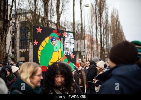 Munich, Allemagne. 21 janvier 2024. Le 21 janvier 2024, des centaines de milliers de participants se sont réunis au Siegestor à Munich, en Allemagne, pour manifester avec des centaines d’organisations contre l’extrême droite et l’AfD. Le rassemblement a été dissous après peu de temps parce qu'il y avait trop de monde. Des groupes antifascistes ont alors commencé une manifestation spontanée en direction de Muenchner Freiheit. Des milliers de personnes ont continué à y participer. Cela a conduit à des affrontements entre la police et les participants. (Photo Alexander Pohl/Sipa USA) crédit : SIPA USA/Alamy Live News Banque D'Images