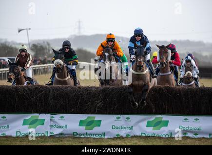 Caballo Diablo et le jockey Paddy Barlow (soies orange) remportent le Restricted au Heythrop Hunt P2P à Cocklebarrow. Crédit JTW Equine Images / Alamy. Banque D'Images