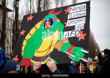 Munich, Allemagne. 21 janvier 2024. Le 21 janvier 2024, des centaines de milliers de participants se sont réunis au Siegestor à Munich, en Allemagne, pour manifester avec des centaines d’organisations contre l’extrême droite et l’AfD. Le rassemblement a été dissous après peu de temps parce qu'il y avait trop de monde. Des groupes antifascistes ont alors commencé une manifestation spontanée en direction de Muenchner Freiheit. Des milliers de personnes ont continué à y participer. Cela a conduit à des affrontements entre la police et les participants. (Photo Alexander Pohl/Sipa USA) crédit : SIPA USA/Alamy Live News Banque D'Images