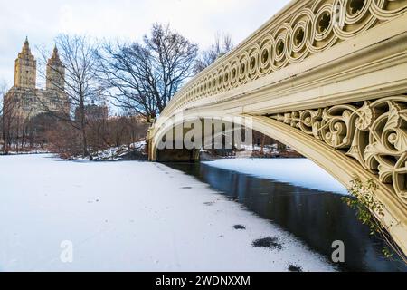 Vue panoramique sur le lac de glace du pont Bow de New York Central Park et les bâtiments de l'Upper West Side en hiver Banque D'Images