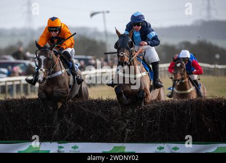 Caballo Diablo et le jockey Paddy Barlow (soies orange) remportent le Restricted au Heythrop Hunt P2P à Cocklebarrow. Crédit JTW Equine Images / Alamy. Banque D'Images