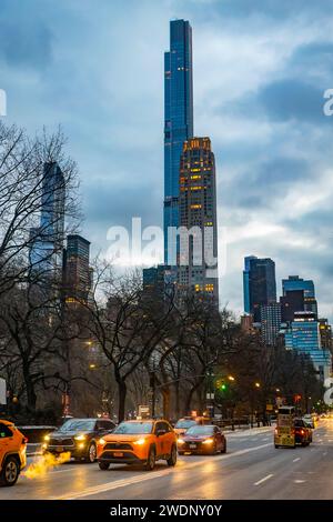 Vue hivernale sur les bâtiments du paysage urbain de Manhattan au coucher du soleil panoramique depuis Central Park New York Banque D'Images