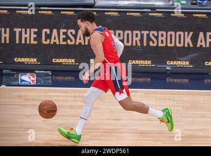 Washington, États-Unis. 21 janvier 2024. WASHINGTON, DC - 21 JANVIER : le gardien des Wizards de Washington Tyus Jones (5) dribble sur le terrain lors d'un match NBA entre les Wizards de Washington et les Nuggets de Denver, le 21 janvier 2024, à Capital One Arena, à Washington, DC. (Photo de Tony Quinn/SipaUSA) crédit : SIPA USA/Alamy Live News Banque D'Images