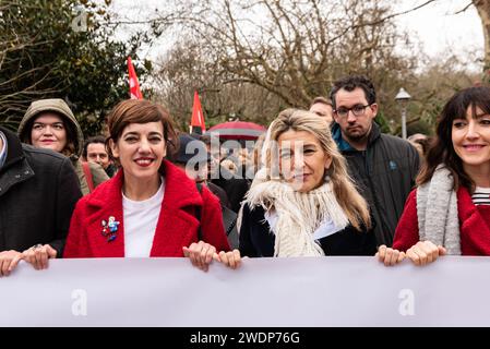 santiago, Espagne. 21 janvier 2024. Manifestation bondée à Compostelle contre la pollution des pellets sur la côte de Galicia.in au centre de l'image Yolanda Diaz, vice-président du gouvernement espagnol à droite de Marta lois, candidate à la présidence de la Xunta de Galicia. Crédit : Xan Gasalla/Alamy Live News Banque D'Images