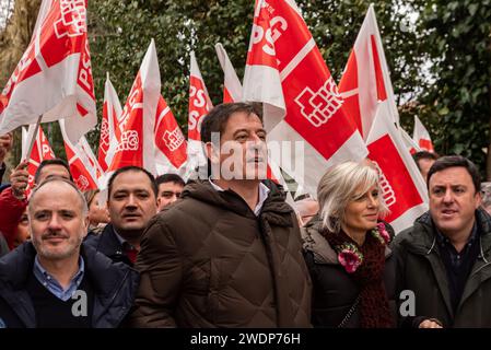 santiago, Espagne. 21 janvier 2024. Manifestation bondée à Compostelle contre la pollution par pellets sur la côte de Galice. Au centre de la photo, Besteiro, candidat à la présidence de la Xunta de Galicia, entouré de représentants du PSOE en Galice. Crédit : Xan Gasalla/Alamy Live News Banque D'Images