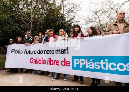santiago, Espagne. 21 janvier 2024. Manifestation bondée à Compostelle contre la pollution par pellets sur la côte de Galice. Tous les partis politiques, à l'exception du PP et de toutes les organisations syndicales, ainsi que les organisations environnementales, les pêcheurs et les cueilleurs de crustacés de toute la Galice, ont porté des banderoles contre la mauvaise gestion par le gouvernement de la marée de granulés de plastique envahissant nos côtes. Crédit : Xan Gasalla/Alamy Live News Banque D'Images