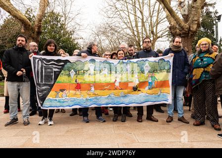santiago, Espagne. 21 janvier 2024. Manifestation bondée à Compostelle contre la pollution par pellets sur la côte de Galice. Tous les partis politiques, à l'exception du PP et de toutes les organisations syndicales, ainsi que les organisations environnementales, les pêcheurs et les cueilleurs de crustacés de toute la Galice, ont porté des banderoles contre la mauvaise gestion par le gouvernement de la marée de granulés de plastique envahissant nos côtes. Crédit : Xan Gasalla/Alamy Live News Banque D'Images