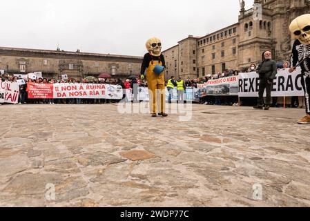 santiago, Espagne. 21 janvier 2024. Manifestation bondée à Compostelle contre la pollution par pellets sur la côte de Galice. Tous les partis politiques, à l'exception du PP et de toutes les organisations syndicales, ainsi que les organisations environnementales, les pêcheurs et les cueilleurs de crustacés de toute la Galice, ont porté des banderoles contre la mauvaise gestion par le gouvernement de la marée de granulés de plastique envahissant nos côtes. Crédit : Xan Gasalla/Alamy Live News Banque D'Images