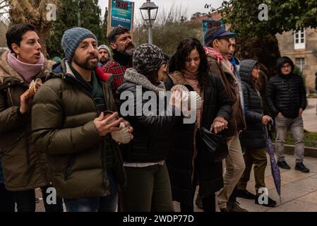 santiago, Espagne. 21 janvier 2024. Manifestation bondée à Compostelle contre la pollution par pellets sur la côte de Galice. Crédit : Xan Gasalla/Alamy Live News Banque D'Images