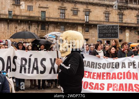 santiago, Espagne. 21 janvier 2024. Manifestation bondée à Compostelle contre la pollution par pellets sur la côte de Galice. Tous les partis politiques, à l'exception du PP et de toutes les organisations syndicales, ainsi que les organisations environnementales, les pêcheurs et les cueilleurs de crustacés de toute la Galice, ont porté des banderoles contre la mauvaise gestion par le gouvernement de la marée de granulés de plastique envahissant nos côtes. Crédit : Xan Gasalla/Alamy Live News Banque D'Images