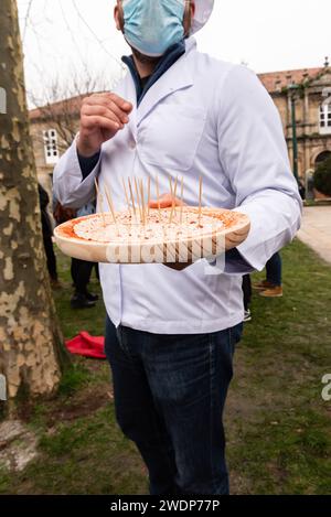 santiago, Espagne. 21 janvier 2024. Manifestation bondée à Compostelle contre la pollution par pellets sur la côte de Galice. Crédit : Xan Gasalla/Alamy Live News Banque D'Images