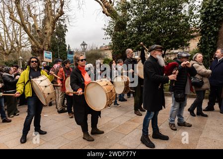 santiago, Espagne. 21 janvier 2024. Manifestation bondée à Compostelle contre la pollution par pellets sur la côte de Galice. Crédit : Xan Gasalla/Alamy Live News Banque D'Images