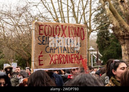 santiago, Espagne. 21 janvier 2024. Manifestation bondée à Compostelle contre la pollution par pellets sur la côte de Galice. Tous les partis politiques, à l'exception du PP et de toutes les organisations syndicales, ainsi que les organisations environnementales, les pêcheurs et les cueilleurs de crustacés de toute la Galice, ont porté des banderoles contre la mauvaise gestion par le gouvernement de la marée de granulés de plastique envahissant nos côtes. Crédit : Xan Gasalla/Alamy Live News Banque D'Images
