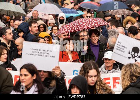 santiago, Espagne. 21 janvier 2024. Manifestation bondée à Compostelle contre la pollution des pellets sur la côte de Galicia.in au centre de l'image Ana Ponton, candidate à la présidence de la Xunta de Galicia, à droite de Goretti, maire de Saint-Jacques de Compostelle. Crédit : Xan Gasalla/Alamy Live News Banque D'Images