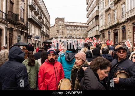 santiago, Espagne. 21 janvier 2024. Manifestation bondée à Compostelle contre la pollution par pellets sur la côte de Galice. Crédit : Xan Gasalla/Alamy Live News Banque D'Images