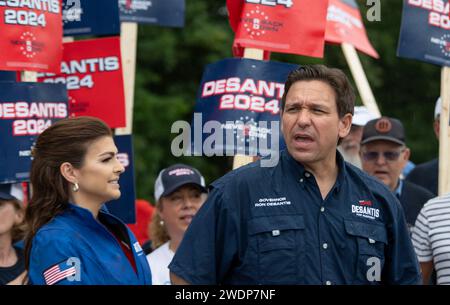 Merrimack, New Hampshire États-Unis 4 juillet 2023 Ron DeSantis, gouverneur de Floride et candidat républicain à la présidence, marchant dans le défilé de Merrimack, NH le 4 juillet, sous la pluie, avec sa femme Casey DeSantis et sa fille Madison DeSantis, 5 ans. DeSantis suspendit sa campagne présidentielle le 21 janvier 2024, 2 jours avant la primaire républicaine du New Hampshire. (Rick Friedman) Banque D'Images