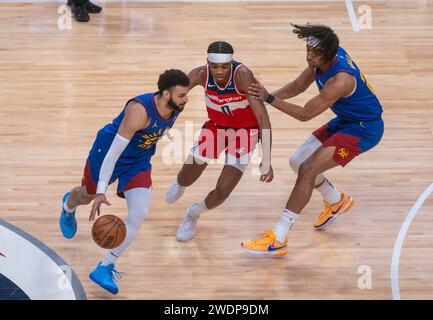 Washington, États-Unis. 21 janvier 2024. WASHINGTON, DC - 21 JANVIER : Jamal Murray (27), garde des Nuggets de Denver, passe devant Bilal Coulibaly (0), garde des Wizzards de Washington, lors d'un match NBA entre les Wizards de Washington et les Nuggets de Denver, le 21 janvier 2024, à Capital One Arena, à Washington, DC. (Photo de Tony Quinn/SipaUSA) crédit : SIPA USA/Alamy Live News Banque D'Images