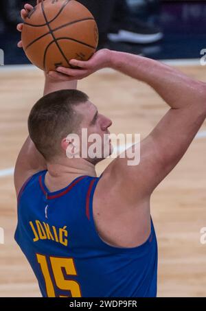 Washington, États-Unis. 21 janvier 2024. WASHINGTON, DC - 21 JANVIER : Denver Nuggets Center Nikola Jokic (15) à la ligne de lancer libre lors d'un match NBA entre les Wizards de Washington et les Nuggets de Denver, le 21 janvier 2024, à Capital One Arena, à Washington, DC. (Photo de Tony Quinn/SipaUSA) crédit : SIPA USA/Alamy Live News Banque D'Images