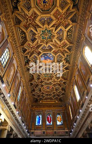 Basilique Santa Maria in Trastevere, plafond à caissons dorés de l'église conçu par Domenichino - Rome, Italie - 1 novembre 2022 Banque D'Images