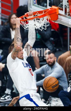 Los Angeles, États-Unis. 21 janvier 2024. Daniel Theis #10 des Clippers de Los Angeles dunks contre les Brooklyn nets lors d'un match de basket-ball de la NBA au Crypto.com Arena. Crédit : SOPA Images Limited/Alamy Live News Banque D'Images