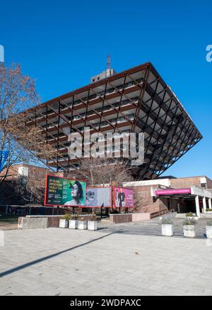 Bratislava, Slovaquie - 20 janvier 2024 : le bâtiment de la radio slovaque (Budova Slovenskeho rozhlasu) en forme de pyramide inversée. Bratislava. SLO Banque D'Images