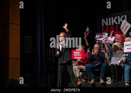 Exeter, États-Unis. 21 janvier 2024. Judy Sheindlin, juge de la personnalité de la télévision AMÉRICAINE, se retire lors d'un événement de campagne pour l'ancien gouverneur de la Caroline du Sud et candidat républicain à la présidence Nikki Haley à Exeter, New Hampshire, le 21 janvier 2024. Haley espère faire sortir l'ancien président américain Donald J. Trump lors de la prochaine primaire du New Hampshire après le retrait du gouverneur de Floride Ron DeSantis de la primaire présidentielle républicaine. Photo par Amanda Sabga/UPI crédit : UPI/Alamy Live News Banque D'Images