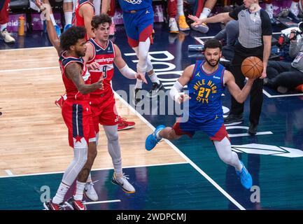 Washington, États-Unis. 21 janvier 2024. WASHINGTON, DC - 21 JANVIER : Jamal Murray (27 ans) garde les Nuggets de Denver dans les limites et fait une passe lors d'un match NBA entre les Wizards de Washington et les Nuggets de Denver, le 21 janvier 2024, à Capital One Arena, à Washington, DC. (Photo de Tony Quinn/SipaUSA) crédit : SIPA USA/Alamy Live News Banque D'Images