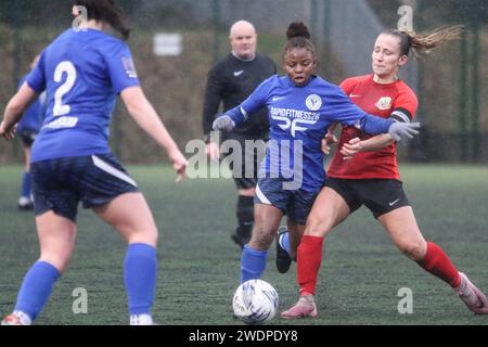 Halifax, Royaume-Uni. 21 janvier 2024. Calderdale College, Halifax, Angleterre, 21 janvier 2024 : Monique Watson (8 Halifax) en action lors du match de la coupe du comté de West Riding contre Knaresborough Town à Halifax, Angleterre, le 21 janvier 2024. (Sean Chandler/SPP) crédit : SPP Sport Press photo. /Alamy Live News Banque D'Images