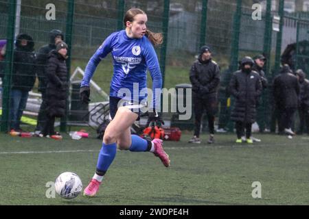 Halifax, Royaume-Uni. 21 janvier 2024. Calderdale College, Halifax, Angleterre, 21 janvier 2024 : Izzy Armson (17 Halifax) en action lors du match de la coupe du comté de West Riding contre Knaresborough Town à Halifax, Angleterre le 21 janvier 2024. (Sean Chandler/SPP) crédit : SPP Sport Press photo. /Alamy Live News Banque D'Images