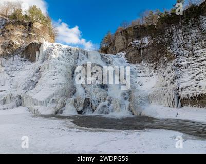 Photo aérienne hivernale de l'après-midi des chutes gelées d'Ithaca sur Fall Creek, ville d'Ithaca, NY, USA 01-21-2024 Banque D'Images