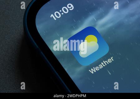 L'icône de l'application Météo est visible sur un iPhone. Météo est une application de prévisions météorologiques développée par Apple, Inc., disponible sur iOS depuis la sortie de l'iPhone ... Banque D'Images