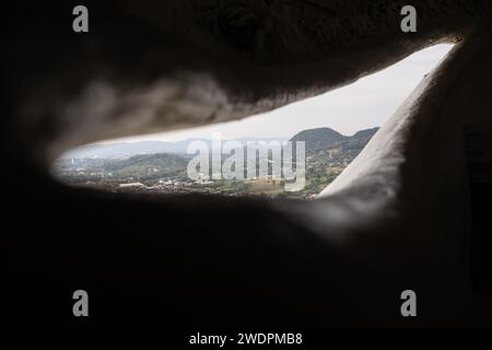 Chiang Rai, Thaïlande. 17 janvier 2024. Une vue des collines de Chiang Rai à travers l'ouverture des yeux de Guanyin de l'intérieur de la statue. Le 'Wat Huay Pla Kang', également connu sous le nom de "Grand Bouddha de Chiang Rai", est bien connu pour son énorme statue blanche de Guanyin (dans la mythologie chinoise, la déesse de la Miséricorde). Le temple récemment construit est un mélange de style thaï Lanna et chinois situé sur une colline dans la zone rurale au nord de la ville de Chiang Rai. Crédit : SOPA Images Limited/Alamy Live News Banque D'Images