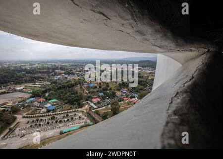Chiang Rai, Thaïlande. 17 janvier 2024. Une vue de la ville de Chiang Rai et des collines à travers l'ouverture des yeux de Guanyin de l'intérieur de la statue. Le ''Wat Huay Pla Kang'', également connu sous le nom de 'Grand Bouddha de Chiang Rai'', est bien connu pour son énorme statue blanche de Guanyin (dans la mythologie chinoise, la déesse de la Miséricorde). Le temple récemment construit est un mélange de style thaï Lanna et chinois situé sur une colline dans la zone rurale au nord de la ville de Chiang Rai. (Image de crédit : © Guillaume Payen/SOPA Images via ZUMA Press Wire) USAGE ÉDITORIAL SEULEMENT! Non destiné à UN USAGE commercial ! Banque D'Images