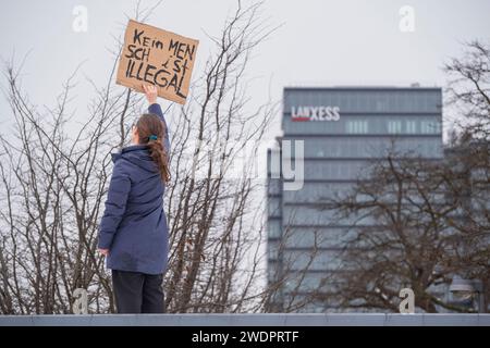 Environ 70 000 personnes se sont rassemblées au chantier naval Deuter Werft à Cologne le 21/01/24, pour manifester contre le parti d’extrême droite AFD Banque D'Images