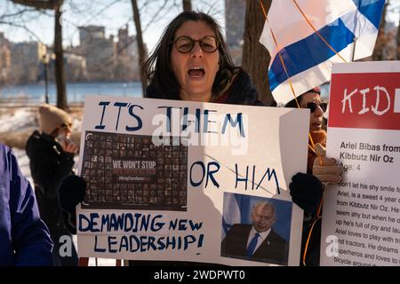 Des centaines de militants ont bravé le froid et organisé un rassemblement à Central Park à New York le 21 janvier 2023 pour marquer les 1 ans de Kfir Bibas, le plus jeune otage pris en otage par le Hamas depuis Israël le 7 octobre 2023 Banque D'Images