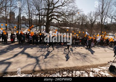 Des centaines de militants ont bravé le froid et organisé un rassemblement à Central Park à New York le 21 janvier 2023 pour marquer les 1 ans de Kfir Bibas, le plus jeune otage pris en otage par le Hamas depuis Israël le 7 octobre 2023 Banque D'Images