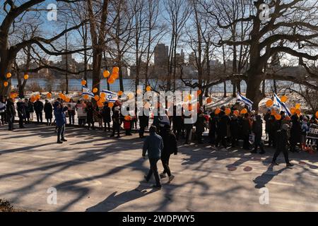 Des centaines de militants ont bravé le froid et organisé un rassemblement à Central Park à New York le 21 janvier 2023 pour marquer les 1 ans de Kfir Bibas, le plus jeune otage pris en otage par le Hamas depuis Israël le 7 octobre 2023 Banque D'Images