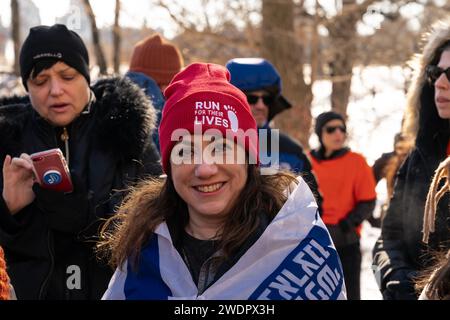 Des centaines de militants ont bravé le froid et organisé un rassemblement à Central Park à New York le 21 janvier 2023 pour marquer les 1 ans de Kfir Bibas, le plus jeune otage pris en otage par le Hamas depuis Israël le 7 octobre 2023 Banque D'Images