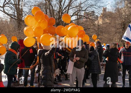 New York, États-Unis. 21 janvier 2024. Des centaines de militants ont bravé le froid et organisé un rassemblement à Central Park à New York le 21 janvier 2023 pour marquer les 1 ans de Kfir Bibas, le plus jeune otage pris en otage par le Hamas depuis Israël le 7 octobre 2023. (Photo de Lev Radin/Sipa USA) crédit : SIPA USA/Alamy Live News Banque D'Images