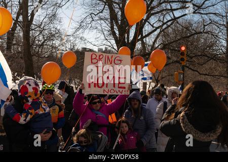 New York, États-Unis. 21 janvier 2024. Des centaines de militants ont bravé le froid et organisé un rassemblement à Central Park à New York le 21 janvier 2023 pour marquer les 1 ans de Kfir Bibas, le plus jeune otage pris en otage par le Hamas depuis Israël le 7 octobre 2023. (Photo de Lev Radin/Sipa USA) crédit : SIPA USA/Alamy Live News Banque D'Images