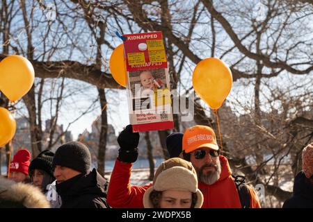 New York, États-Unis. 21 janvier 2024. Des centaines de militants ont bravé le froid et organisé un rassemblement à Central Park à New York le 21 janvier 2023 pour marquer les 1 ans de Kfir Bibas, le plus jeune otage pris en otage par le Hamas depuis Israël le 7 octobre 2023. (Photo de Lev Radin/Sipa USA) crédit : SIPA USA/Alamy Live News Banque D'Images