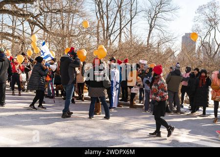 New York, États-Unis. 21 janvier 2024. Des centaines de militants ont bravé le froid et organisé un rassemblement à Central Park à New York le 21 janvier 2023 pour marquer les 1 ans de Kfir Bibas, le plus jeune otage pris en otage par le Hamas depuis Israël le 7 octobre 2023. (Photo de Lev Radin/Sipa USA) crédit : SIPA USA/Alamy Live News Banque D'Images