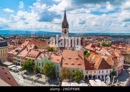 Petite place et cathédrale luthérienne à Sibiu, Transylvanie, Roumanie Banque D'Images