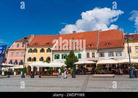 Petite place à Sibiu, Transylvanie, Roumanie Banque D'Images