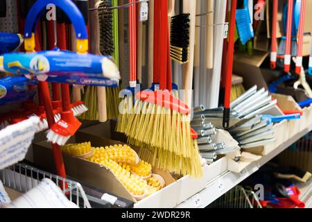Grand assortiment de brosses pour le nettoyage des locaux en magasin. Commerce de matériel de nettoyage des sols Banque D'Images