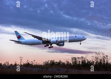 VANCOUVER (Colombie-Britannique), CANADA - le 27 JUILLET 2023 : un Boeing 777 d'Air Canada en approche de YVR. Banque D'Images