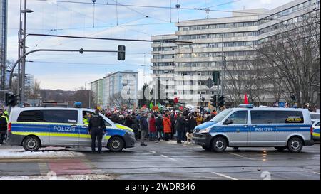 21.01.2024, Chedmnitz, Demonstration Das Bündnis Zusammen gegen rechts Hat für Sonntag zu einer anti-AfD-Demonstration aufgerufen. Treffpunkt ist 15,00 Uhr am Karl-Marx-Monument. DAS Motto ist alle zusammen gegen den Faschismus . Es gab einen Aufmarsch durch die Innenstadt mit einer Zwischenkundgebung an der Haltestelle Theaterstrasse. Die Polizei war vor Ort. Mehrere Tausend Teilnehmer nahmen an der Demonstration teil. Anti-AfD-Demo *** 21 01 2024, Chedmnitz, manifestation l'alliance Zusammen gegen rechts a appelé à une manifestation anti AfD le dimanche point de rencontre est 3 heures au Karl M. Banque D'Images