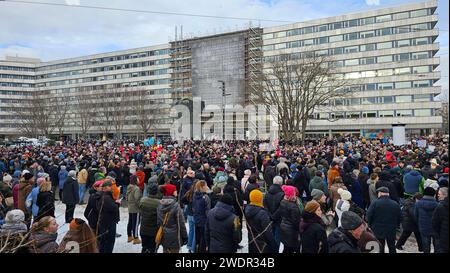 21.01.2024, Chedmnitz, Demonstration Das Bündnis Zusammen gegen rechts Hat für Sonntag zu einer anti-AfD-Demonstration aufgerufen. Treffpunkt ist 15,00 Uhr am Karl-Marx-Monument. DAS Motto ist alle zusammen gegen den Faschismus . Es gab einen Aufmarsch durch die Innenstadt mit einer Zwischenkundgebung an der Haltestelle Theaterstrasse. Die Polizei war vor Ort. Mehrere Tausend Teilnehmer nahmen an der Demonstration teil. Anti-AfD-Demo *** 21 01 2024, Chedmnitz, manifestation l'alliance Zusammen gegen rechts a appelé à une manifestation anti AfD le dimanche point de rencontre est 3 heures au Karl M. Banque D'Images